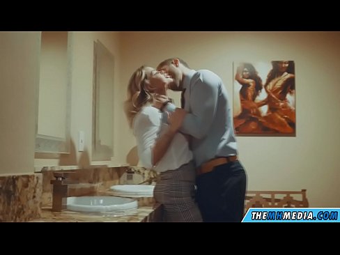 ❤️ Kung ang usa ka busty blonde naghaylo kanimo sa usa ka publiko nga kasilyas ️❌ Sex sa amon ❤